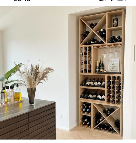 Caverack uiterlijk en opties Wine Rack With Shelves, Wine Rack For Wall, Display Wine Bottles, Glasses On Shelves, Kitchen Wine Rack Ideas, Wine Shelf Ideas, Wine Glass Shelves, Glass Wine Wall, Wine Display Wall