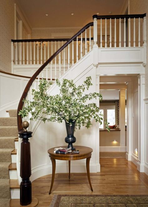 Simple, Elegant and makes a statement in the entry. Beautiful! Black Banister, Round Entry Table, درج السلم, Foyer Staircase, Design Grill, Traditional Staircase, Staircase Decor, Stair Case, Foyer Decorating