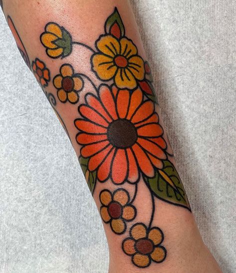 Hippie Flower Tattoos, Cuff Tattoo, Traditional Tattoo Inspiration, American Traditional Tattoo Ideas, Traditional Tattoo Ideas, Traditional Tattoo Designs, Occult Tattoo, Wildflower Tattoo, Daisy Tattoo