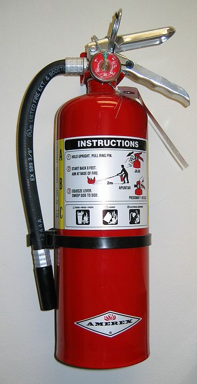 Extintor - Wikipedia, la enciclopedia libre Fireplace Safety, Home Safety Tips, Shtf Preparedness, Shtf Survival, Furnace Repair, Survival Equipment, Fire Prevention, Fire Extinguishers, Emergency Prepping