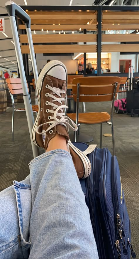 brown converse, high tops, brown, travel, converse hightops, brown, emma chamberlain, kendall jenner, converse Light Brown Converse, Brown Converse High Tops, Brown Converse Outfit, Chuck 70 Outfit, High Tops Outfit, High Top Converse Outfits, Converse Star Player, Converse Aesthetic, Brown Converse