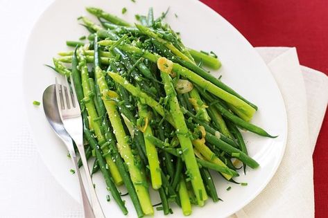 Sauteed beans and asparagus with garlic and chive butter Cook Green Beans, Chive Butter, Asparagus Recipes Oven, Asparagus Garlic, Salad Appetizer Cups, French Dinner, Cooking Green Beans, Asparagus Salad, How To Cook Asparagus