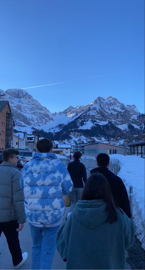 Manali With Friends, Manali Trip With Friends, Manali Aesthetic, Skiing Aesthetic, Mountain Couple, Snow Trip, Story Ideas Pictures, Boy Best Friend, Ski Season