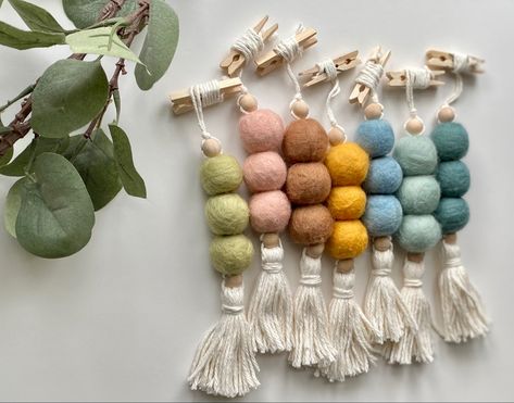 Felt Ball Oil Diffuser, Diy Essential Oil Diffuser, Diffuser Diy, Car Diffuser Essential Oils, Car Vent Clip, Wooden Clothespins, Mini Macrame, Felt Balls, Car Diffuser