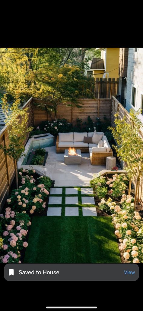 Small Square Garden Ideas, Garden Entertainment Area, Fake Grass Backyard, Narrow Backyard Ideas, Grass Backyard, Backyard Layout, Backyard House, Fake Grass, Large Backyard