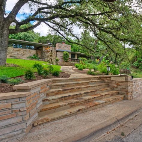 75 Mid-Century Modern Front Yard Landscaping Ideas You'll Love - June, 2024 | Houzz Mid Century Modern Front Yard, Midcentury Landscaping, Midcentury Garden, Mid Century Backyard, Natural Stone Retaining Wall, Modern Front Yard Landscaping Ideas, Retaining Wall Design, Retaining Wall Ideas, Modern Front Yard Landscaping