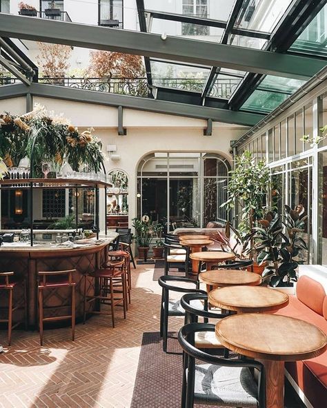 Covered Courtyard, Courtyard Cafe, Hotel In Paris, Paris Hotel, Cocktails Bar, Beautiful Dining Rooms, Pinterest Room Decor, Modern Restaurant, Paris Hotels