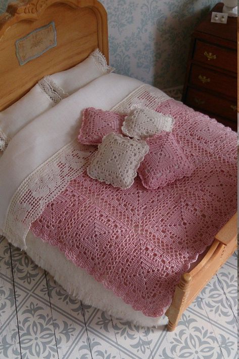 Crochet Furniture, Lace Bedspread, Dollhouse Bedroom, Doll Furniture Diy, Doll House Crafts, Dollhouse Miniatures Diy, Dolls House Interiors, Doll Beds, Doll Bed