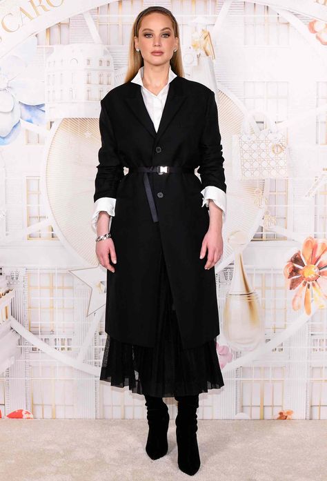 Jennifer Lawrence in Monochrome Dior at Saks' Holiday Show Unveiling Preppy Fall Style, Jennifer Lawrence Dior, Dior Holiday, Dior Outfit, Preppy Fall Fashion, Black Silk Skirt, Dior Gown, Coat Belt, Womens Wear Daily