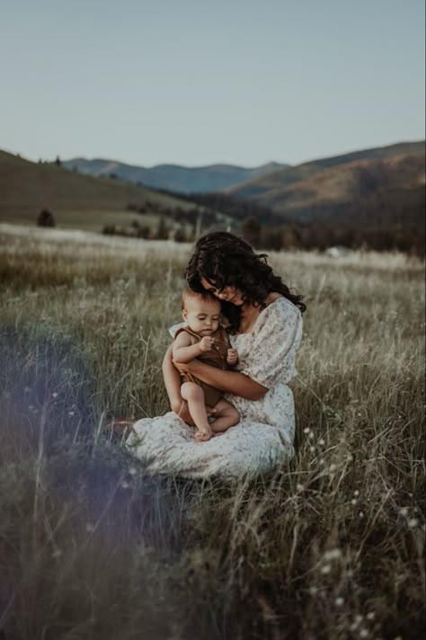 Mommy And Me 3 Month Pictures, Nature Family Aesthetic, Boho Motherhood Photography, Family Lifestyle Photoshoot Outdoor, Motherhood Outdoor Photography, Baby And Me Photo Shoot, Outdoor Motherhood Photoshoot, Family Pictures With 8 Month Old, Nature Family Photos