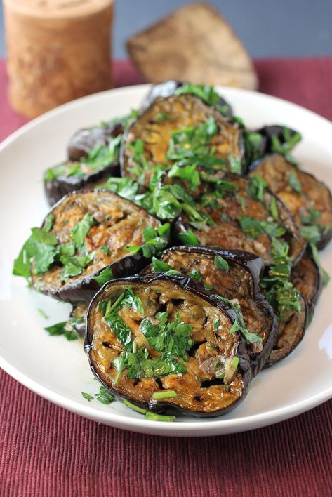 An easy vinaigrette of anchovies, garlic, oregano and parsley give this unparalleled punch. Ottolenghi Eggplant Recipe, Eggplant Ottolenghi, Ottolenghi Eggplant, Ottolenghi Aubergine, Oregano Recipes, Anchovy Recipes, Roasted Aubergine, Yotam Ottolenghi Recipes, Easy Eggplant