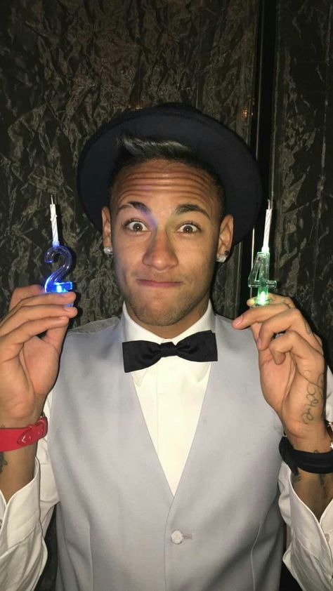 No aniversário de 24 anos pode usar dois relógios, Neymar? Neymar Birthday, Bio On Instagram, Neymar Barcelona, Neymar Jr Wallpapers, Ronaldo Junior, Neymar Football, Football Players Images, Football Boys, Football Wallpaper