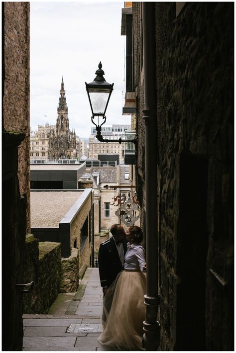 Wedding couple kissing under a lamp Photos In Edinburgh, Edinburgh Instagram Pictures, Edinburgh Photoshoot, Edinburgh Couple, Edinburgh Couple Photos, Victoria Terrace, City Couples Photography, Edinburgh Wedding Venues, Arthurs Seat Edinburgh