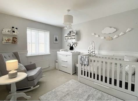 Baby Room Grey And White, Disney Baby Rooms, Unisex Baby Room, Creative Nursery, Gender Neutral Baby Room, Grey Nursery Boy, Newborn Room, Calm Nursery, Baby Nursery Inspiration