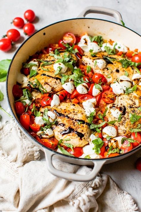 Caprese Chicken Skillet, Noom Foods, Caprese Recipes, Chicken Skillet, Honey Balsamic, Caprese Chicken, Skinnytaste Recipes, Balsamic Reduction, Skinny Taste Recipes