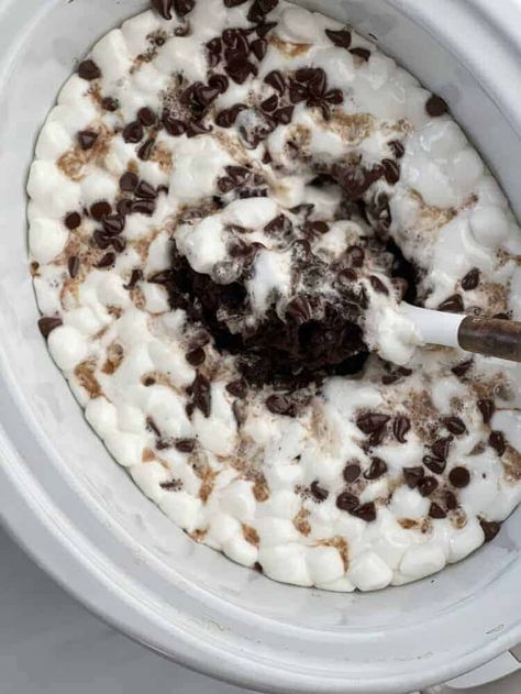 Everything you love about smores combined with a decadent, gooey cake, this slow cooker chocolate smores cake is the BEST dessert you'll ever taste! Food Dolls Recipes, Crockpot Chocolate Cake, Easy Graham Cracker Crust, Slow Cooker Chocolate Cake, Slow Cooker Cake, Crockpot Cake, Crockpot Desserts, Slow Cooker Christmas, Cobbler Recipes Easy