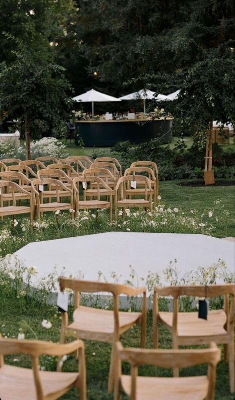 Creative Ceremony Seating, Ceremony In The Round, Circular Ceremony Seating, Modern Wedding Chairs, Circle Ceremony Seating, Circle Wedding Ceremony, Outdoor Wedding Seating, Wedding Ideas 2024, Inmobiliaria Ideas