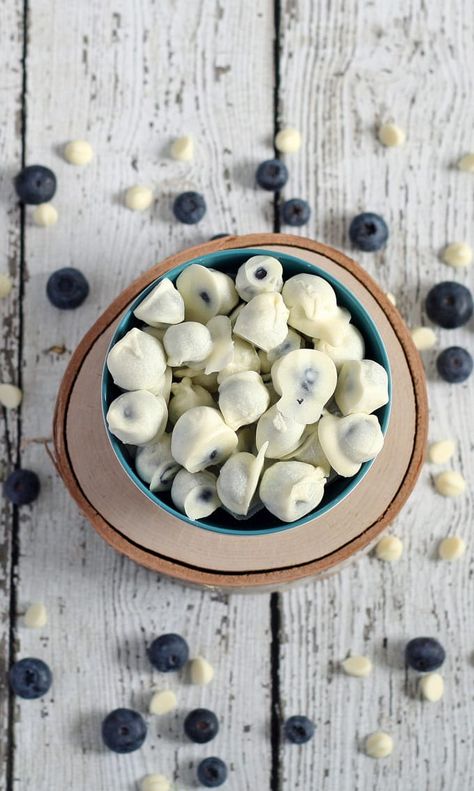 White chocolate covered blueberries are easy to make and perfect for dessert or a quick snack. Yogurt Covered Blueberries, Blueberry Bites, Chocolate Covered Blueberries, Chobani Yogurt, White Chocolate Covered, Easy Snacks For Kids, Wholesome Snacks, Yogurt Recipes, Frozen Blueberries