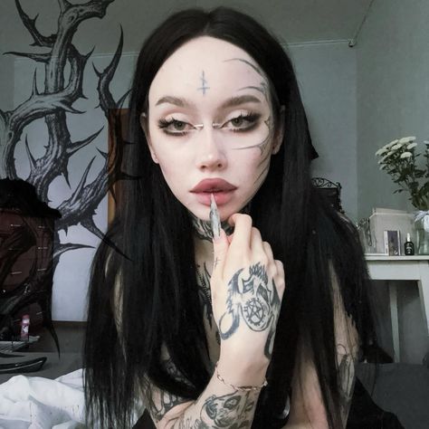 Witch Core Tattoos, Goth Face Tattoo, Gothic Face Tattoo, Witch Face Tattoo, Dark Makeup Looks, Pastel Makeup, Tattoo Makeup, Makeup Drawing, Tattoo People