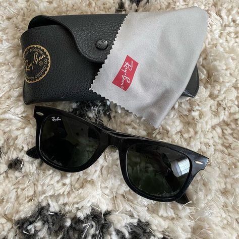 Black Raybans Ray Ban Wayfarer Women, Black Sunglasses Ray Bans, Blue Blaze, Ray Ban Original Wayfarer, Black Wayfarer Sunglasses, Wayfarer Glasses, Mens Glasses Fashion, Dakota Johnson Style, Ray Ban Sunglasses Wayfarer