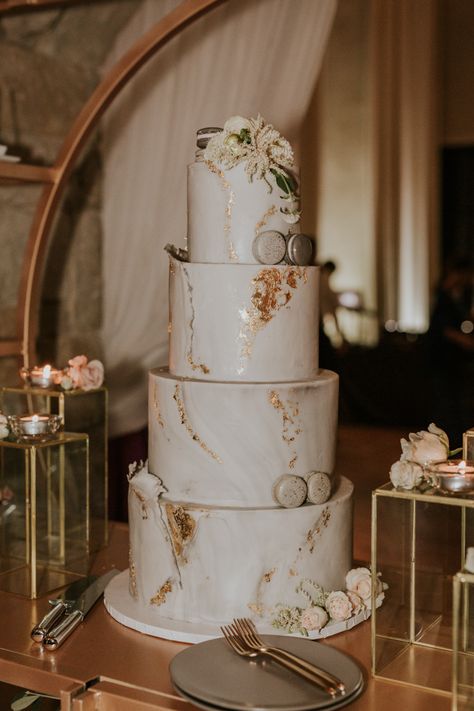 Marble Wedding Cake, Malibu Rocky Oaks Wedding, Malibu Rocky Oaks, Wedding Cakes Elegant, Dream Wedding Cake, Floral Wedding Cakes, Romantic Wedding Cake, Marble Wedding, Wedding Cake Table