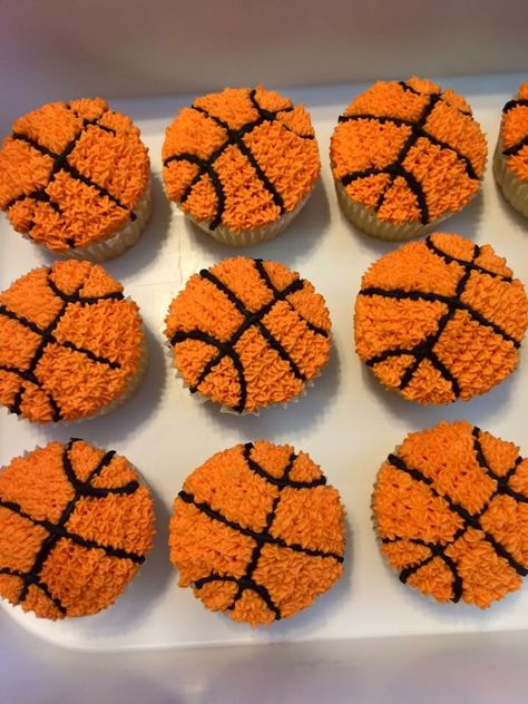 Basketball cupcakes Diy Basketball Cupcakes, Easy Basketball Cupcakes, Basketball Theme Desserts, Basketball Pull Apart Cupcakes, Basketball Deserts, Basketball Birthday Cupcakes, Sports Cupcakes Ideas Boys, Basketball Theme Cupcakes, Basketball Theme Food