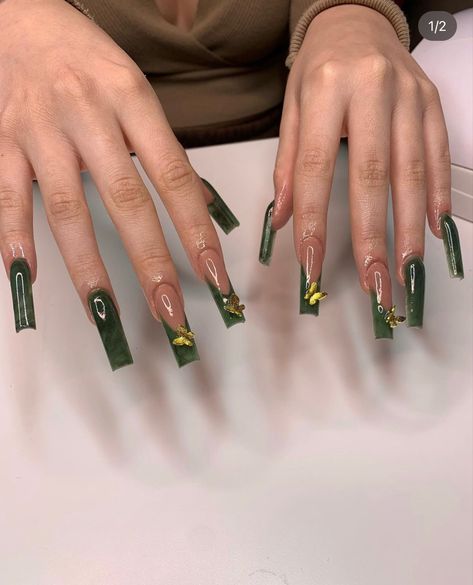 Marvel Acrylic Nails, Dark Green Nails Acrylic, Green Baddie Nails, Long Baddie Nails, Feb Nails, Stylish Nail Art, Nail Art Idea, Gold Acrylic Nails, Multicolored Nails