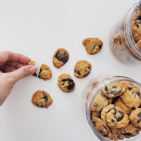 Cookies In Jar Photography, Mud Cookies, Cookies Business, Cookies Photography, Bread Photography, Kue Macaroon, Food Photography Dessert, Mini Chocolate Chip Cookies, Bakery Design Interior