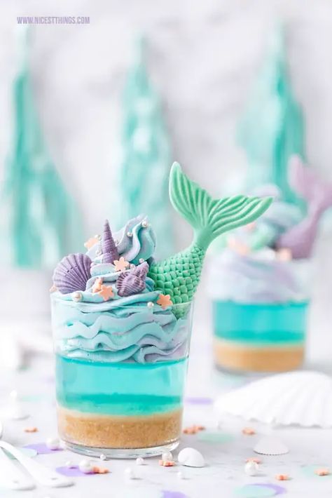 Blue Jello, Mermaid Birthday Cakes, Soya Mumu, Birthday Party Treats, Blue Desserts, Dessert Party, Jelly Cake, Mermaid Theme Party, Mermaid Parties