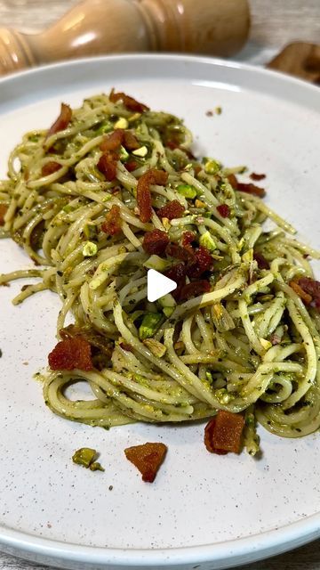 Poesía de fogón on Instagram: "PESTO DE PISTACHOS CON GUANCIALE CRUJIENTE 🌿🍝

El pesto de pistacho es sin duda, mi pesto preferido y hoy os enseño a prepararlo. A mi me gusta acompañarlo con guanciale crujiente… ¡espero que os encante!

📝 INGREDIENTES (2 personas):

▪️180-200g de espaguetis 
▪️100g de guanciale (podéis usar bacon o panceta si no encontráis)
▪️50g pistacho 
▪️1-2 dientes de ajo
▪️25g parmesano rallado
▪️100ml de aceite de oliva 
▪️2 puñados hojas de albahaca (20g)
▪️Sal y pimienta negra al gusto 

👨🏻‍🍳 PASO A PASO:

1️⃣ En un procesador de alimentos juntamos las hojas de albahaca fresca, el parmesano, el ajo sin el germen (para que no repita), los pistachos y el aceite de oliva. Salpimentamos al gusto y trituramos hasta obtener una pasta cremosa.
2️⃣ Por otro lado, sa Pesto, Bacon, Pasta, On Instagram