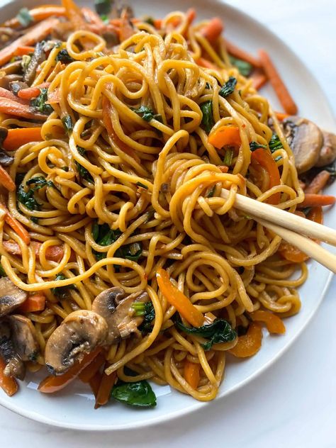 Vegetable Lo Mein Recipe, Iftar Ideas, 30 Min Dinner, Veggie Lo Mein, Veggie Spaghetti, Lo Mein Recipe, Vegetable Lo Mein, Ramadan Iftar, 30 Min Meals