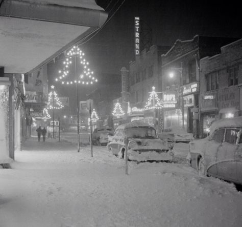 This reminds me SO MUCH of downtown Gary, Indiana in the "good old days" ❤️ Christmas Downtown, Christmas Specials, Vintage Christmas Photos, Ghost Of Christmas Past, 1950s Christmas, Christmas Favorites, Snow Christmas, Self Storage, My Idea