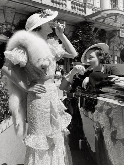 Vintage Socialites 1930s Blithe Spirit, 1930s Fashion, Photo Vintage, Indiana Jones, Vintage Glamour, Grace Kelly, Best Friends Forever, Bruce Lee, Black And White Photographs