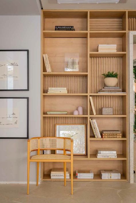 Japandi Built In Cabinet, Wall Wine Storage Wood, Book Display Ideas Home Living Room, Modern Built In Bookshelves, Japandi Bookshelf, Scandinavian Bookshelves, Scandinavian Bookshelf, Oak Bookshelves, Wall Style