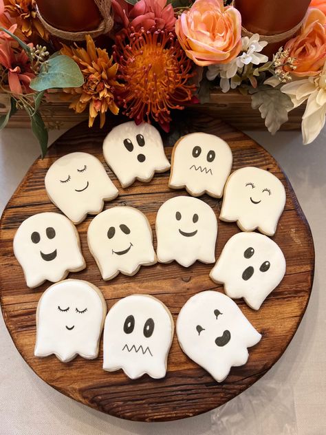 Ghost Cookies Royal Icing, Ghost Sugar Cookies, Sugar Cookies With Royal Icing, Cookies With Royal Icing, Ghost Cookies, Bake Cookies, Icing Cookies, Shaped Cookie, Royal Icing Cookies