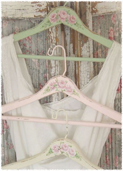 Painted hangers Shabby Chic Romantico, Covered Coat Hangers, Vintage Hangers, Wooden Coat Hangers, Hanger Crafts, Romantic Shabby Chic, Wooden Hanger, Shabby Chic Crafts, Wood Hangers