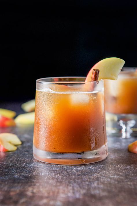 Apple Butter Old Fashioned - Dishes Delish Apple Butter Bourbon Cocktail, Apple Butter Old Fashioned, Apple Butter Old Fashioned Cocktail, Maple Cocktail, Best Bourbon Whiskey, Bourbon Apple Cider, Simple Syrup Cocktails, Fall Drink Recipes, Apple Whiskey