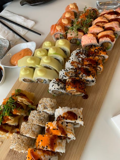 Sushi Board Aesthetic, Plats Healthy, Sushi Platter, Think Food, Food Goals, Food Is Fuel, Food Obsession, Cafe Food, Types Of Food