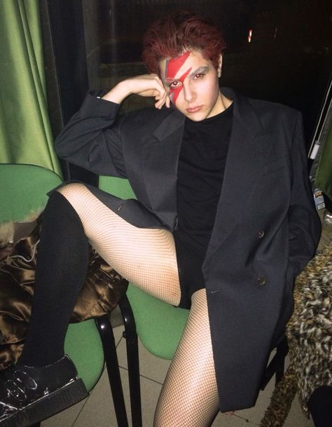 Diy David Bowie Costume, Masc Halloween Outfit, Masc Costumes, David Bowie Cosplay, Masc Halloween Costumes Ideas, David Bowie Halloween Costume, David Bowie Outfits, Ziggy Stardust Halloween, David Bowie Halloween