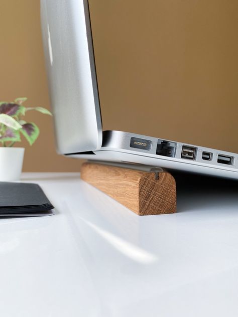 Minimalist Laptop Riser, Laptop Stand, Wooden MacBook Stand Diy Laptop Stand, Macbook Stand, Wooden Laptop Stand, Laptop Riser, Wood Working Projects, Study Table Designs, Office Organization At Work, Scrap Wood Crafts, Woodworking Furniture Plans