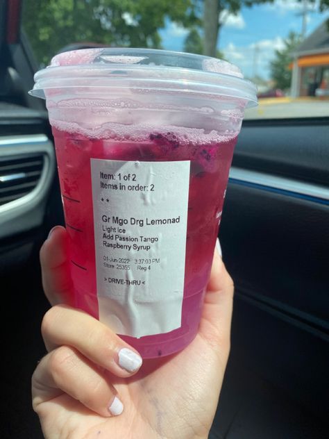 Starbucks Drinks Mango Dragonfruit, Starbucks Drinks Mango, Mango Dragonfruit Lemonade, Dragonfruit Lemonade, Dragonfruit Refresher, Iced Starbucks Drinks, Smoothie Drink Recipes, Starbucks Drink, Raspberry Syrup