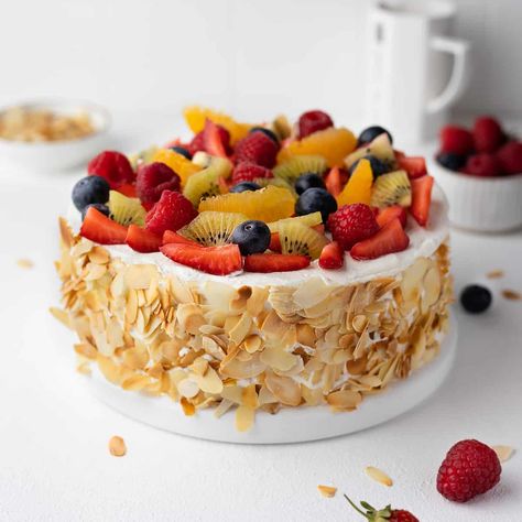 This fresh fruit cake is a twist on an Asian fruit cake made with soft sponge cake layers, light Chantilly cream, and juicy fresh fruits. How To Make Fruit Cake, Strawberry Kiwi Cake, Fresh Fruit Cake Decoration Ideas, Cake With Fruit On Top, Fruit Sponge Cake, Fruit Topped Cake, Soft Sponge Cake, Asian Fruit, Cake Easy Recipe