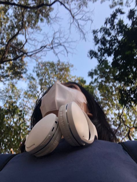 No face selfie, no face pose idea, headphone, white mask, blue top, low angle selfie, blue sky, beauiful sky, sky aesthetics, trees Sky Selfie Aesthetic No Face, Aethstetic Pic, Low Angle Selfie, No Face Selfie, Face Pose, Night Terrors, Face Selfie, Night Terror, Pose Idea