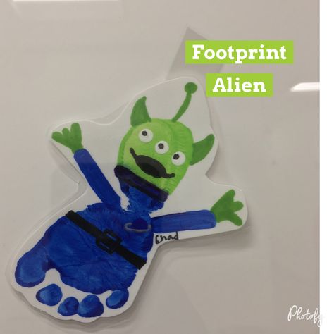 Footprint Alien Toy Story Footprint Art, Outer Space Footprint Art, Space Footprint Art, Outer Space Crafts For Infants, Outer Space Infant Crafts, Space Infant Art, Space Art For Infants, Alien Footprint, Space Crafts For Infants