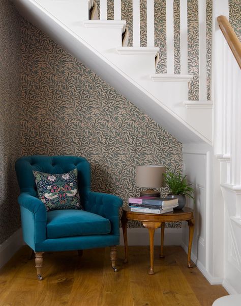 Staircase In Living Room, Bookcase Stairs, Zoe Ball, Cottage Stairs, Under Stairs Nook, Stair Nook, Ball Inspiration, تحت الدرج, Hallway Seating