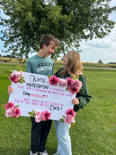 couples homecoming posters ideas hoco proposal cute couples flower hoco poster Hoco Poster Ideas For Girlfriend, Flower Themed Hoco Proposals, 2023 Poster Ideas, Flower Hoco Proposals Ideas, Cute Prom Posters Ideas, Hello Kitty Hoco Proposal Poster, Spring Fling Poster Ideas, Flower Promposal Ideas, Spring Fling Proposals