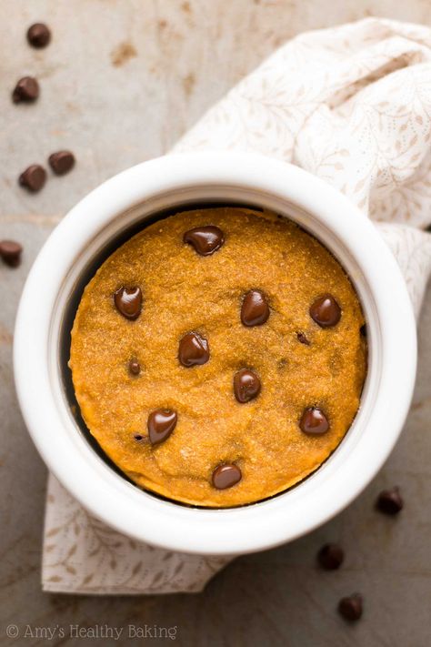 Skinny Single-Serving Pumpkin Chocolate Chip Mug Cake | Amy's Healthy Baking Low Calorie Pumpkin Mug Cake, Banana Mug Cake, Chocolate Chip Mug Cake, Mug Cake Healthy, Chip Mug, Mug Cake Microwave, Pumpkin Chocolate Chip, Mug Recipes, Pumpkin Chocolate Chips