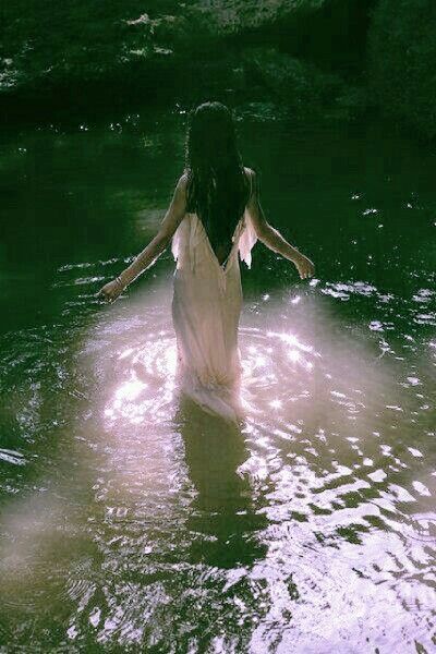 solamite aesthetic Witchy Photoshoot, Water Nymph, Lady Of The Lake, Water Nymphs, Ethereal Aesthetic, 사진 촬영 포즈, Fairy Aesthetic, Witch Aesthetic, Forest Fairy