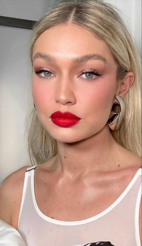 Red Lipstick Makeup Blonde, Gigi Hadid Makeup, Red Lips Makeup Look, Angel Makeup, Gigi Hadid Looks, Best Red Lipstick, Red Lipstick Makeup, Red Lip Makeup, Bella Gigi