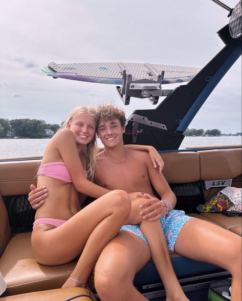 Boat Pics With Boyfriend, Boat Couple Pics, Lake Pics With Boyfriend, Lake Pictures With Boyfriend, Beach Bf And Gf Pics, Bf Summer, Couple Boat, Lake Pics, Boyfriend Pics